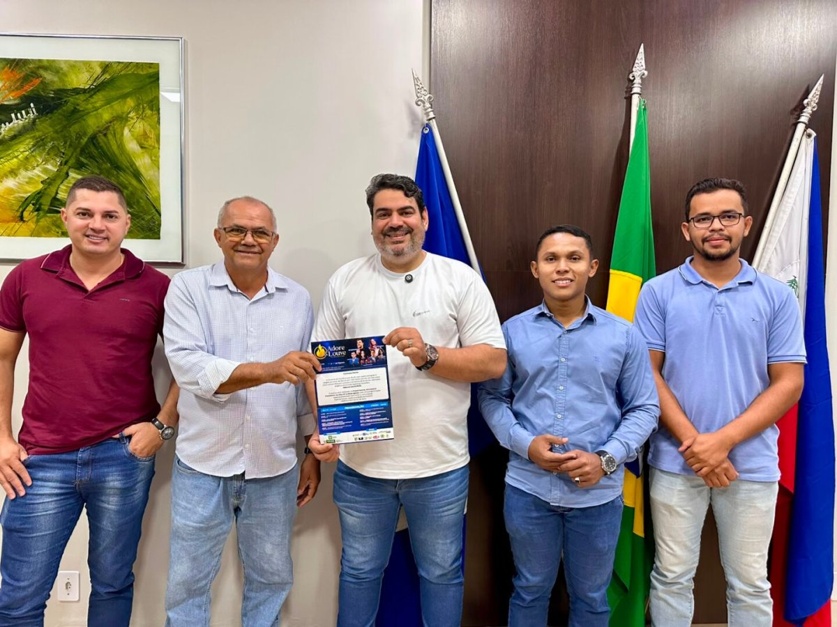 Recebendo o convite do evento Adore e Louve em Vila Rica - MT 